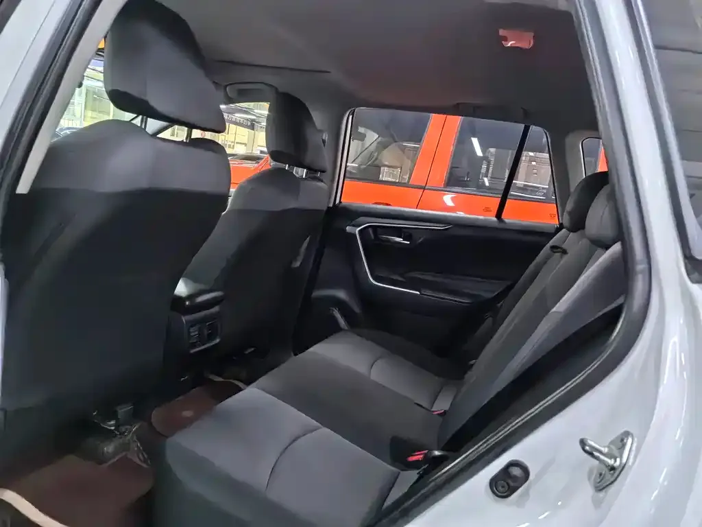 Toyota RAV4 — фото 4