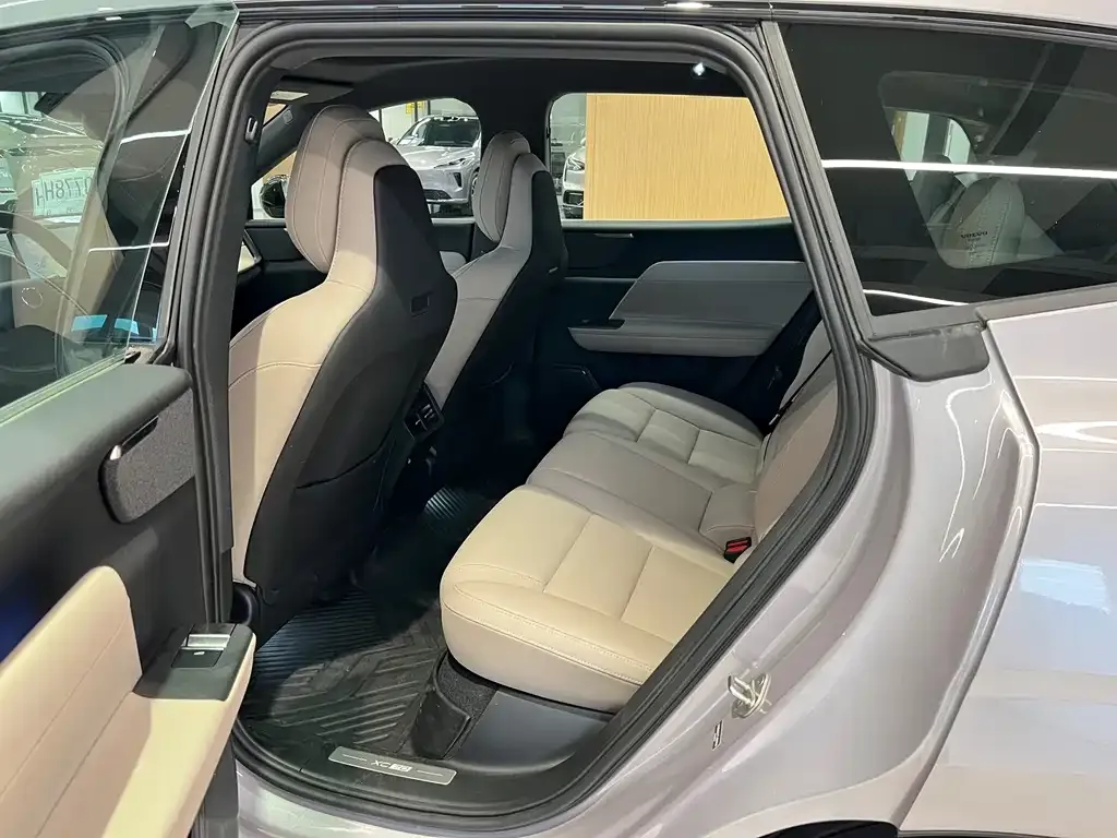Volvo XC70 Plug-in Hybrid — фото 6