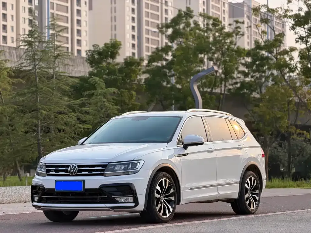Volkswagen Tiguan L — фото 1