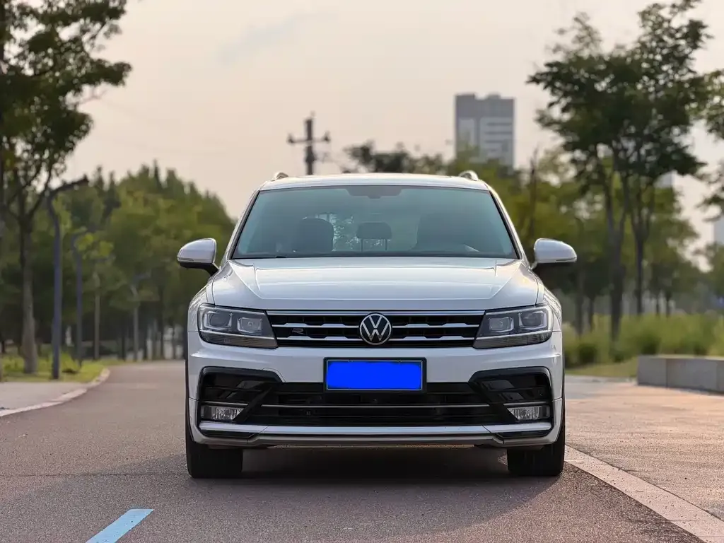Volkswagen Tiguan L — фото 6