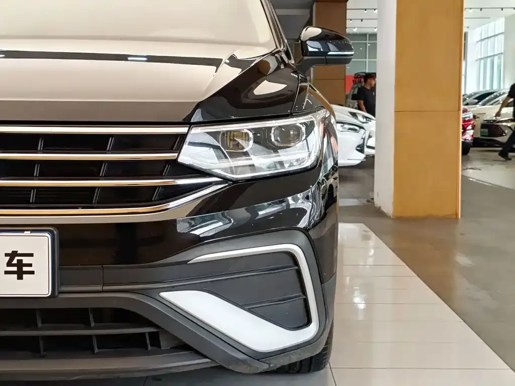 Volkswagen Tiguan L — фото 6