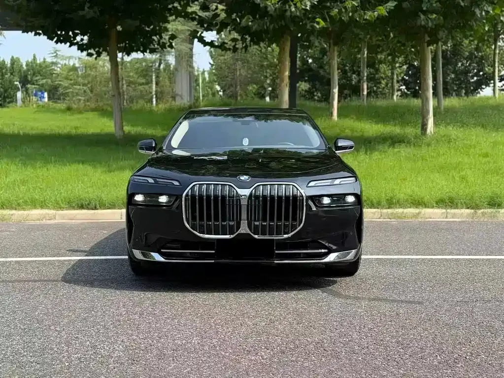 BMW 7 Series — фото 1