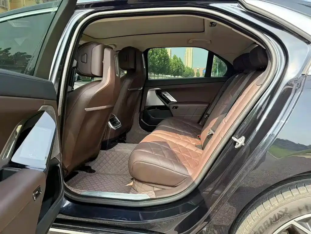 BMW 7 Series — фото 2
