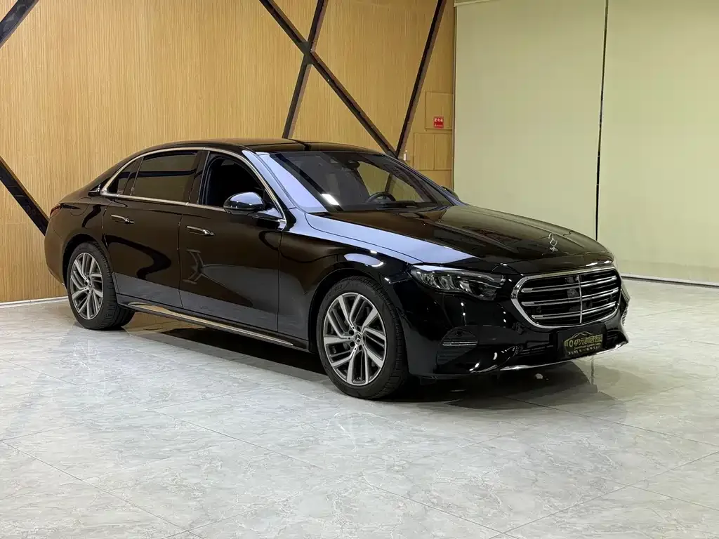 Mercedes-Benz E-Class — фото 1