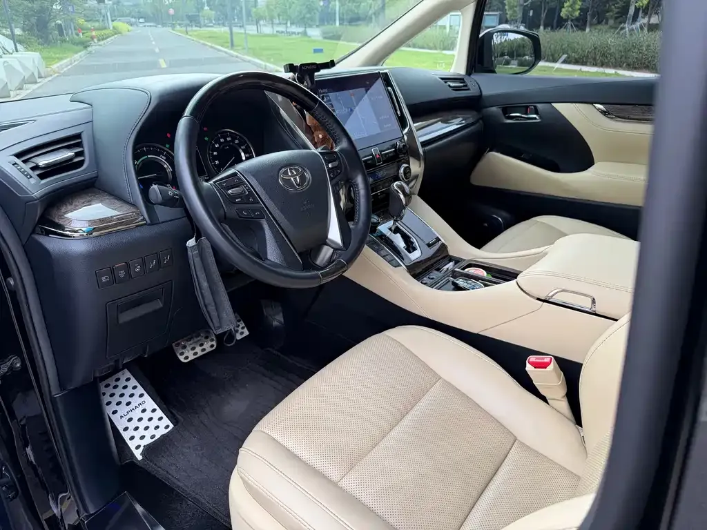 Toyota Alphard — фото 7