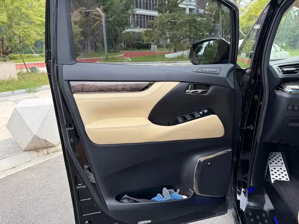 Toyota Alphard — фото 2