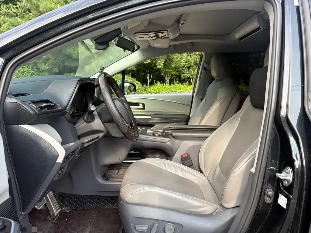 Toyota Granvia — фото 4