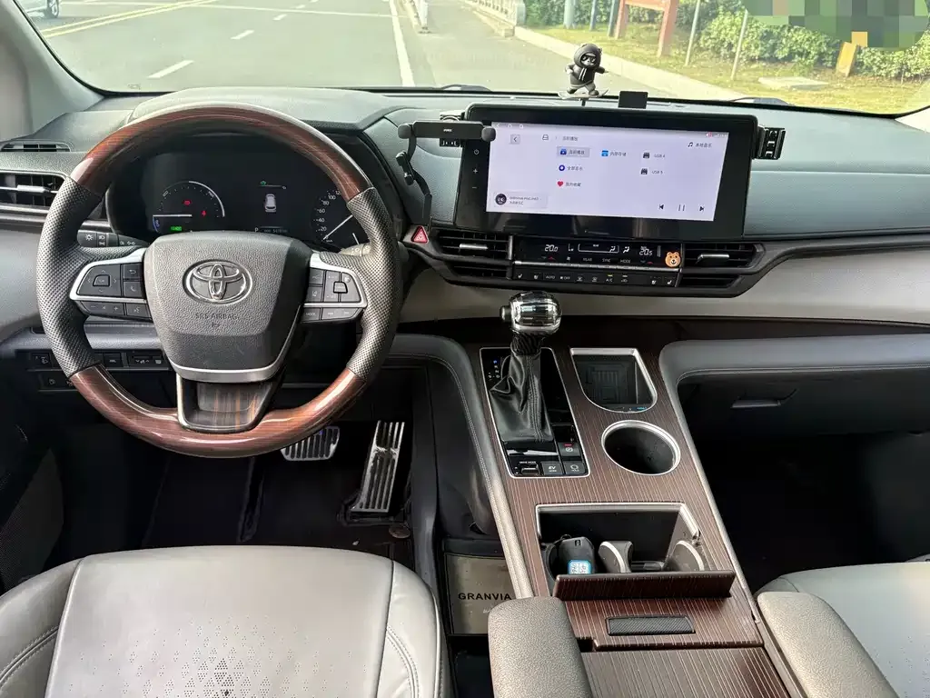 Toyota Granvia — фото 3