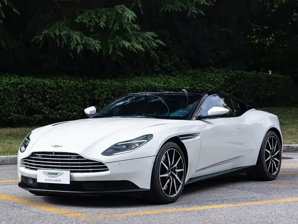 Aston Martin DB11 — фото 1