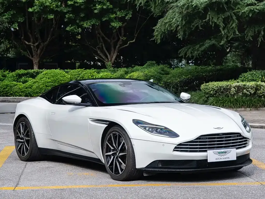 Aston Martin DB11 — фото 10