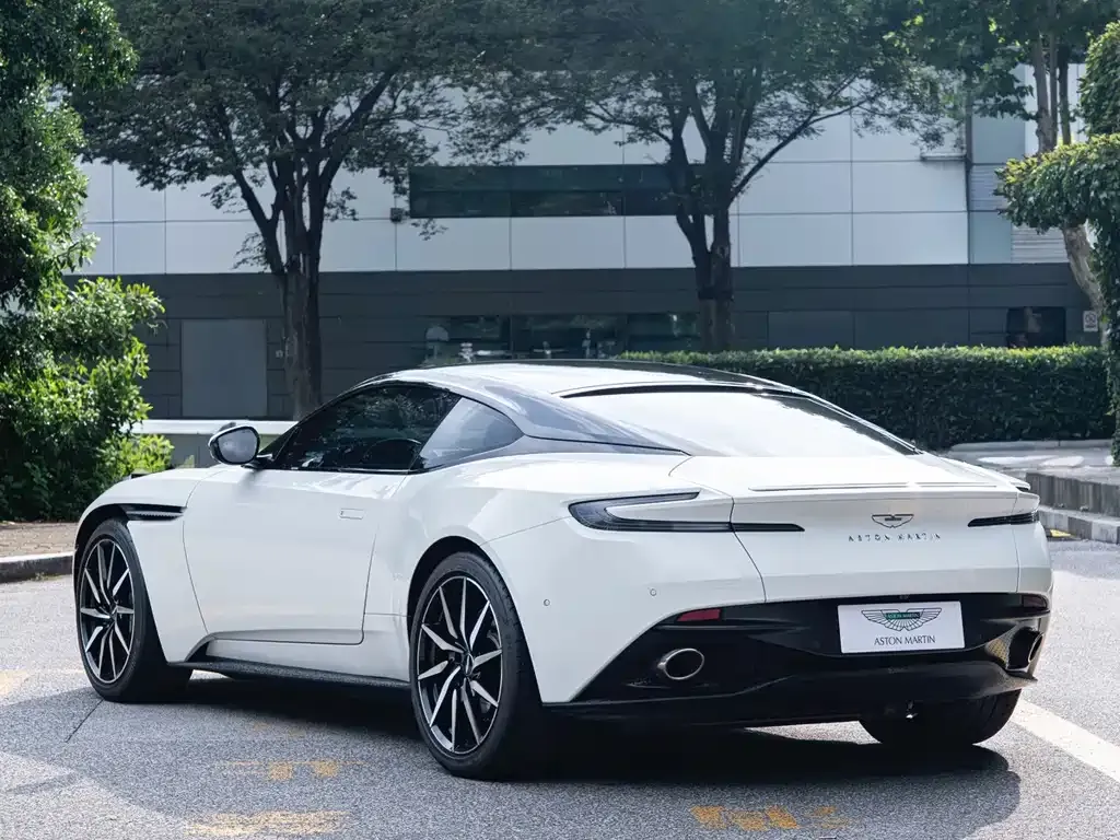 Aston Martin DB11 — фото 8