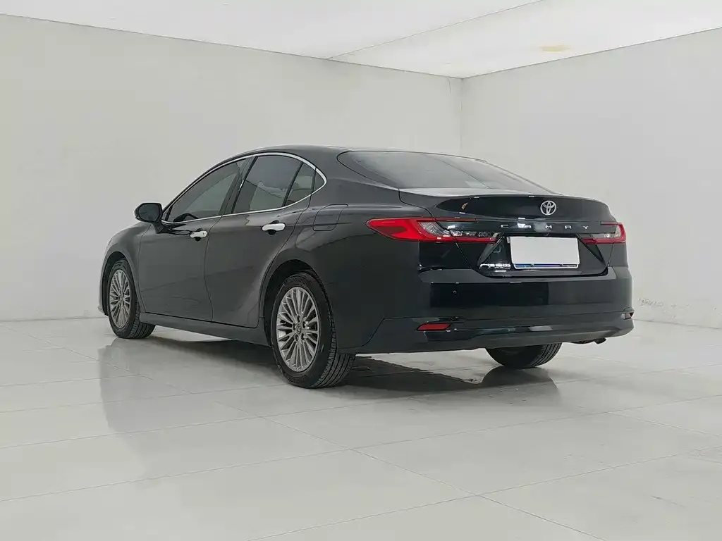 Toyota Camry — фото 9