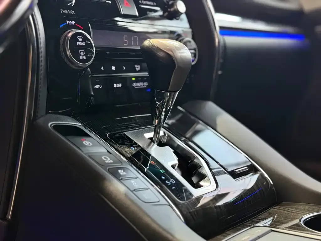 Lexus LM — фото 4