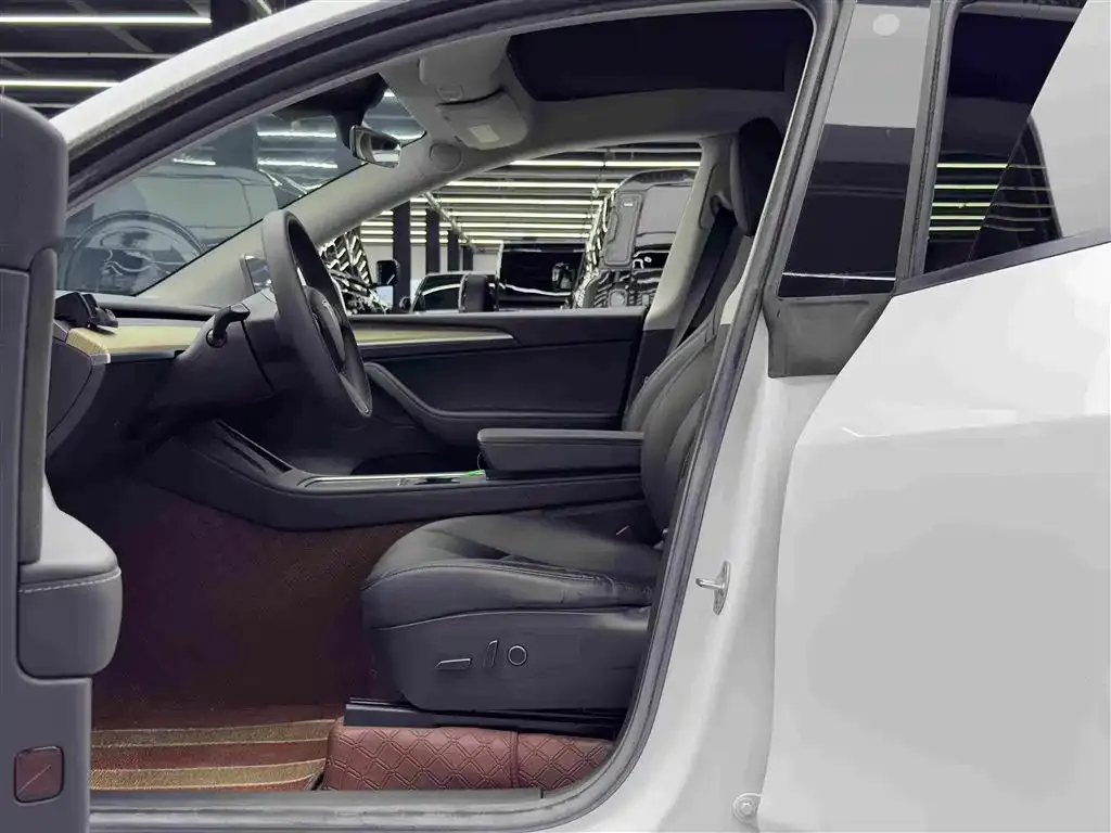Tesla Model Y — фото 10