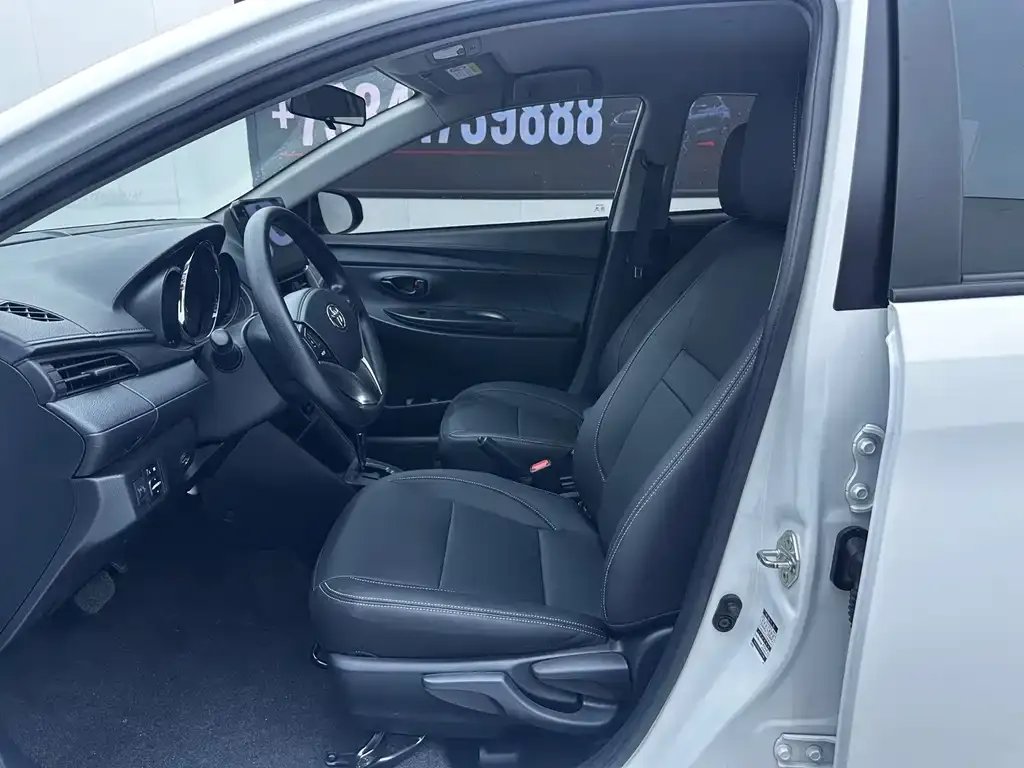 Toyota Yaris L — фото 3