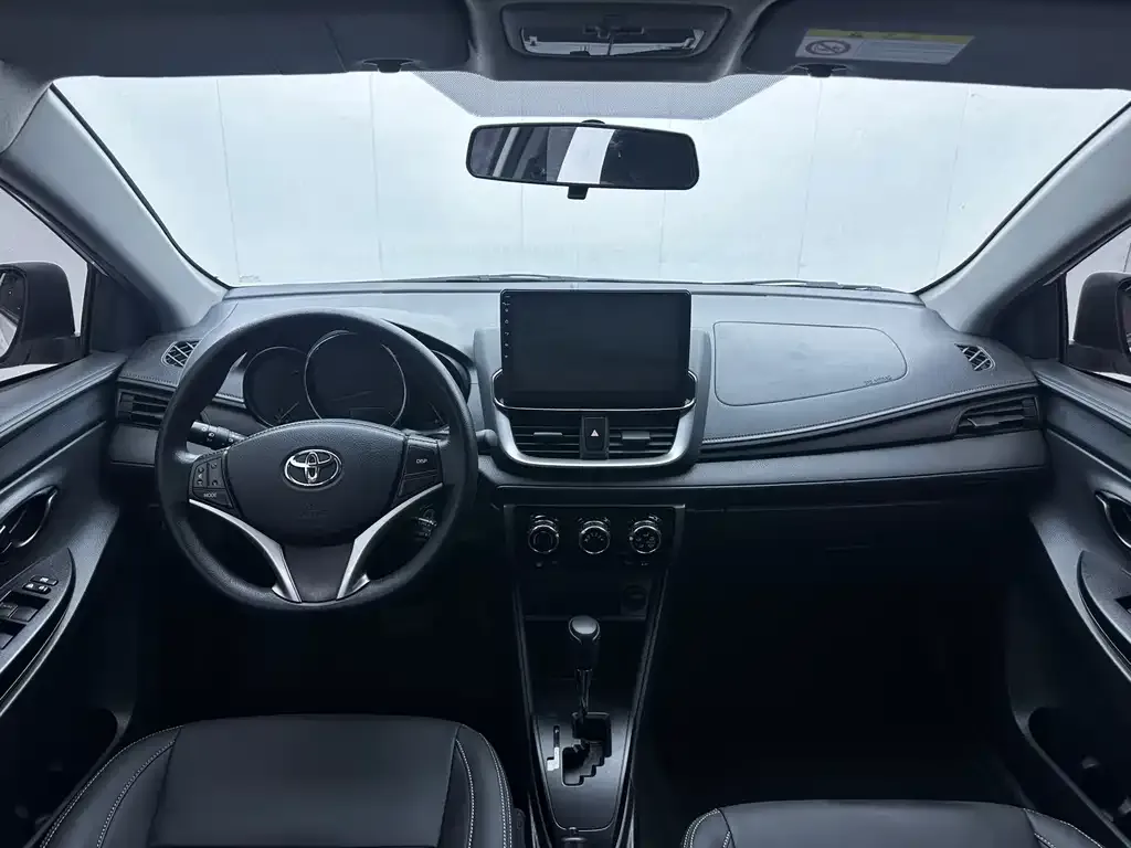 Toyota Yaris L — фото 7