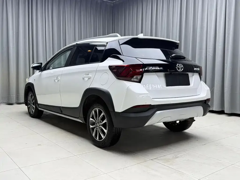 Toyota Yaris L — фото 3