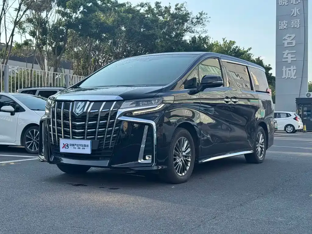 Toyota Alphard — фото 1