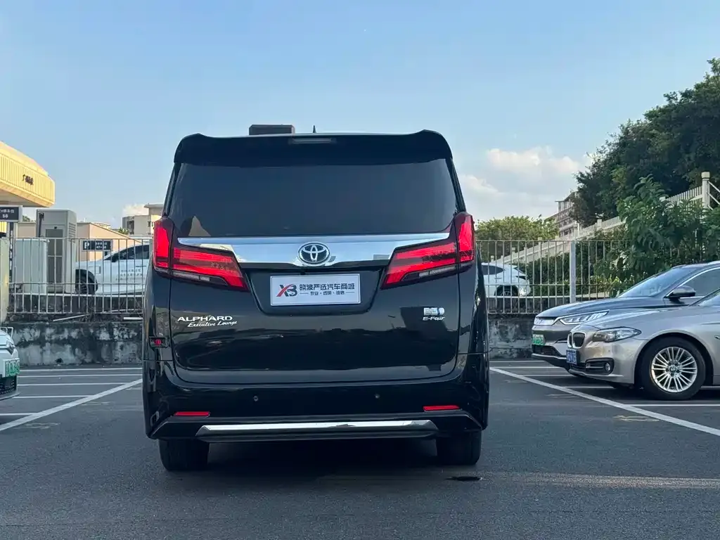 Toyota Alphard — фото 4