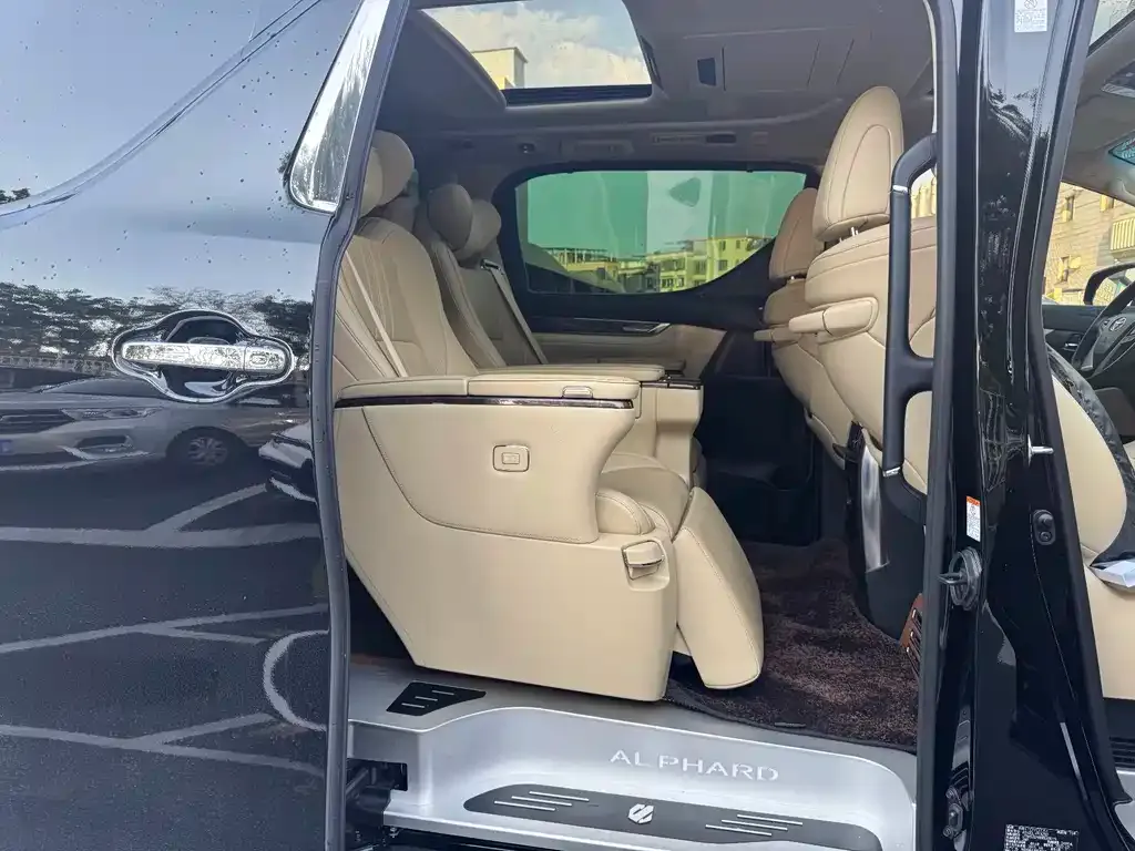 Toyota Alphard — фото 2