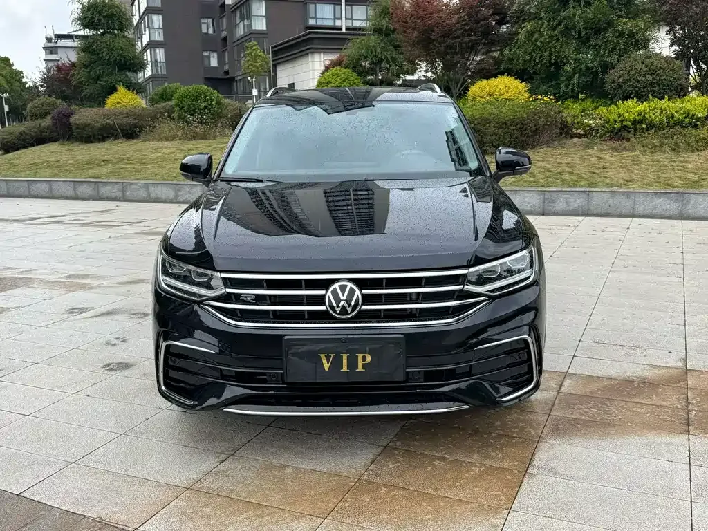 Volkswagen Tiguan L — фото 1