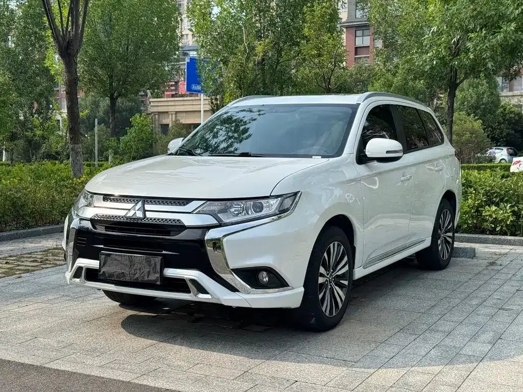Mitsubishi Outlander — фото 1