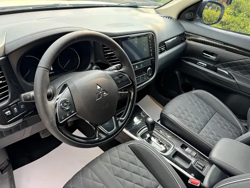 Mitsubishi Outlander — фото 10