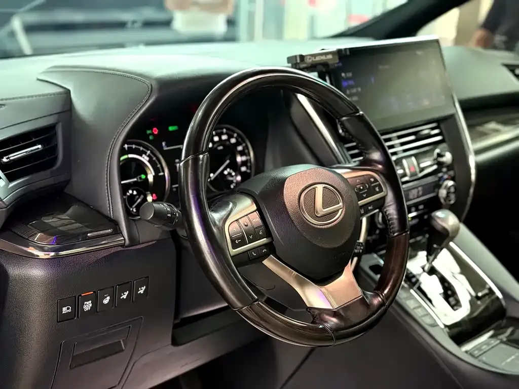 Lexus LM — фото 10
