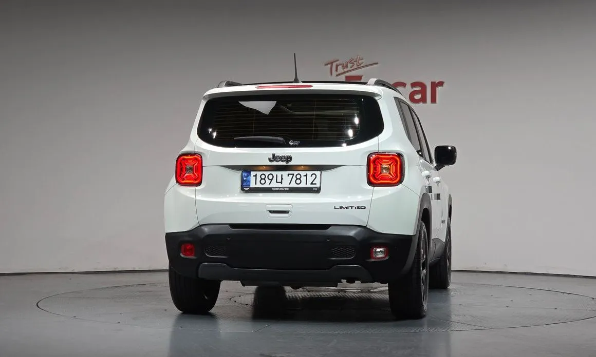 Jeep Renegade — фото 6