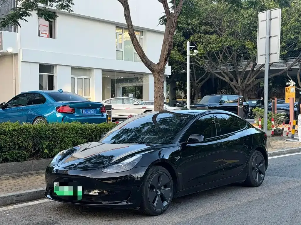 Tesla Model 3 — фото 1