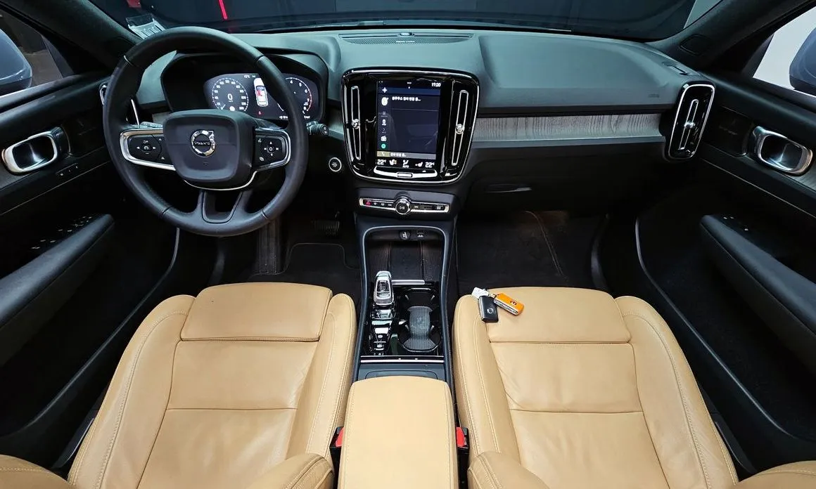 Volvo XC40 — фото 10
