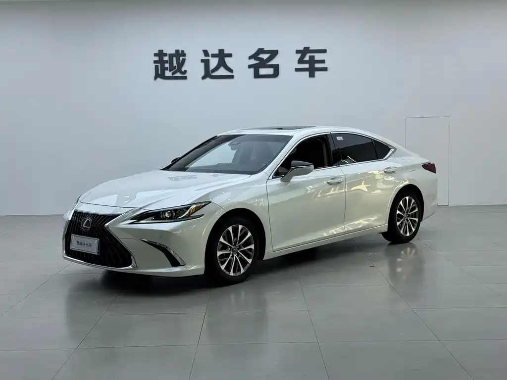 Lexus ES — фото 1