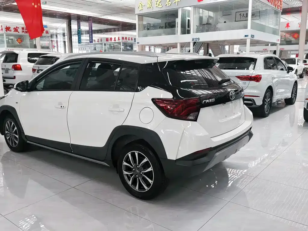 Toyota Yaris L — фото 2