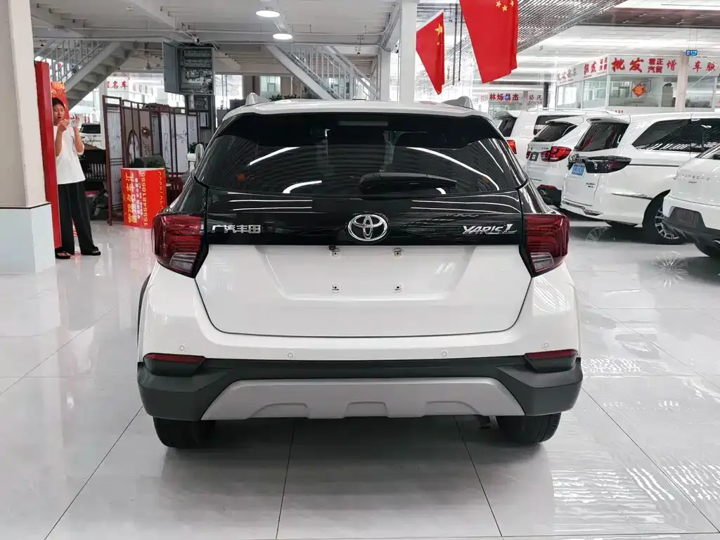 Toyota Yaris L — фото 10