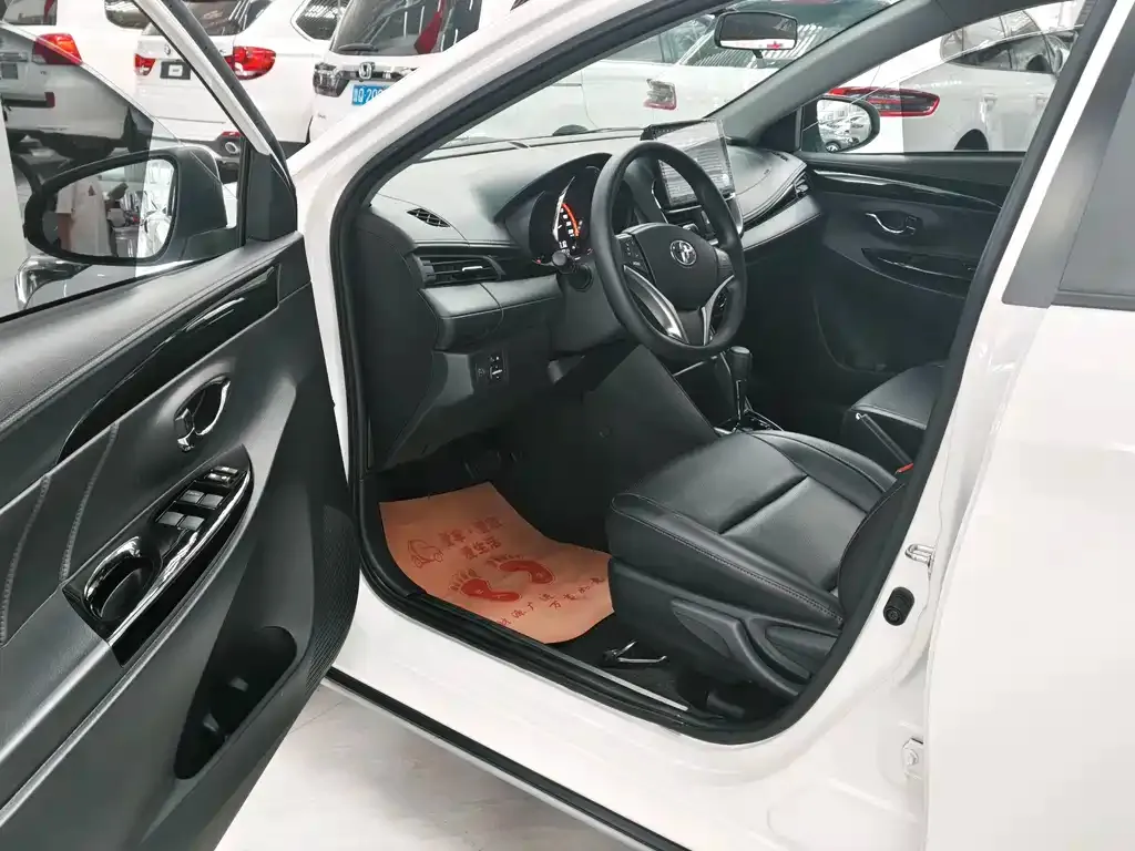 Toyota Yaris L — фото 7