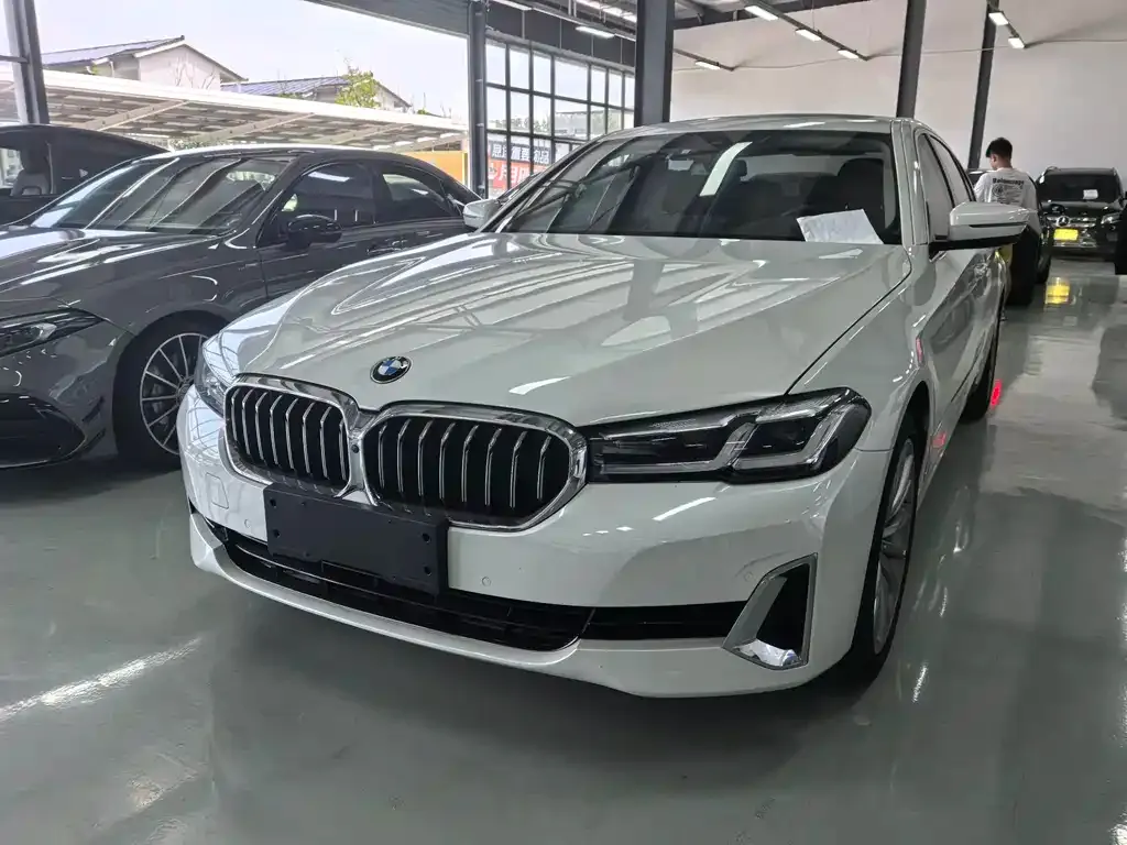 BMW 5 Series — фото 1