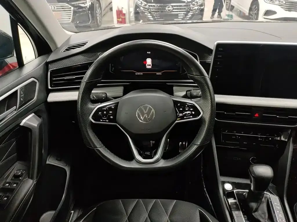 Volkswagen Tiguan L — фото 10