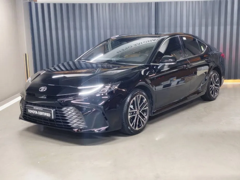 Toyota Camry — фото 1