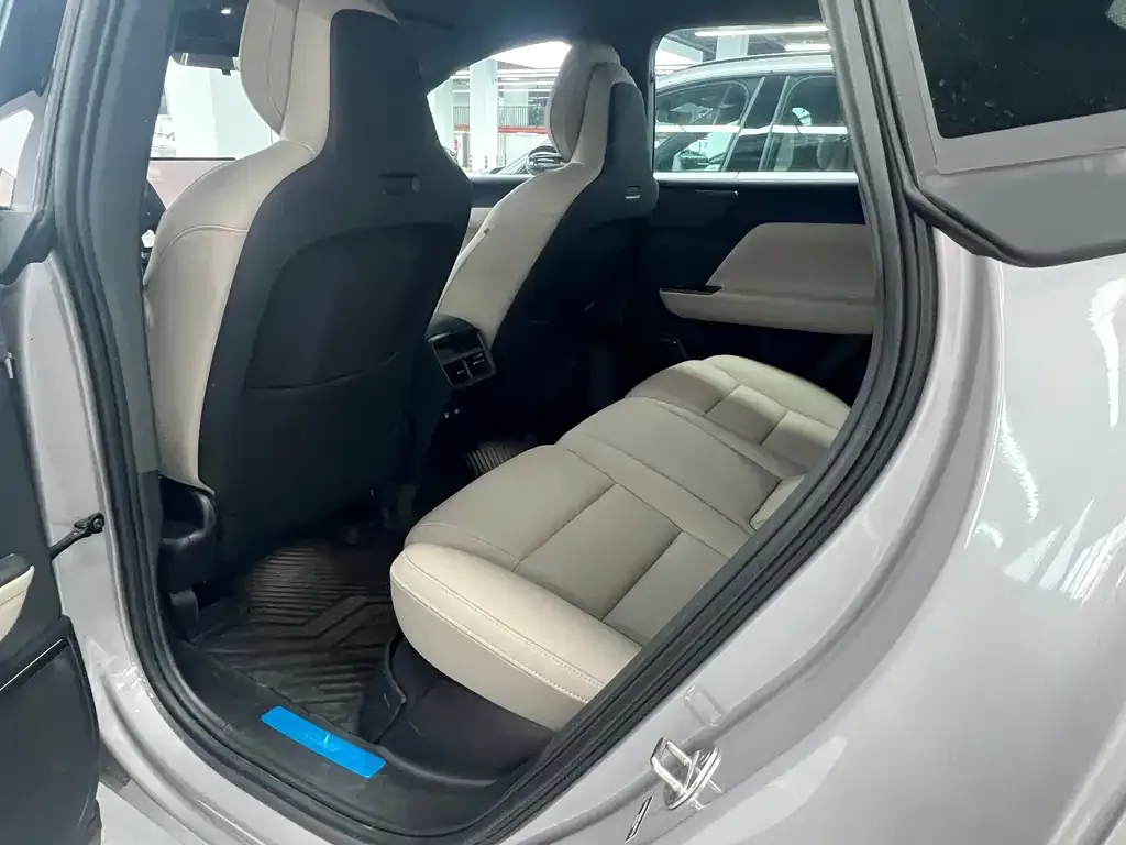 Volvo XC70 Plug-in Hybrid — фото 9
