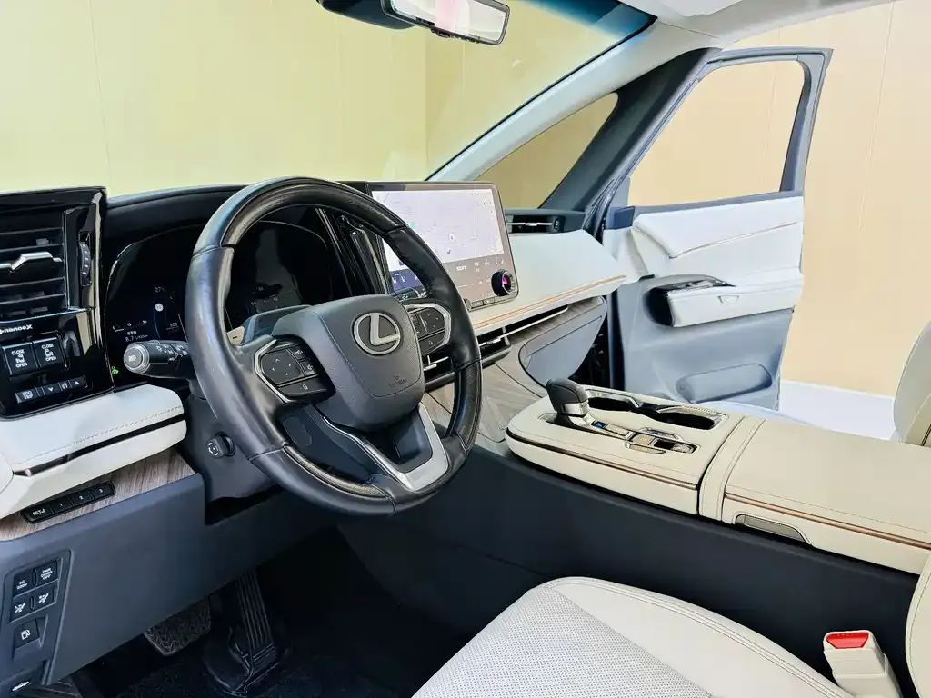 Lexus LM — фото 3