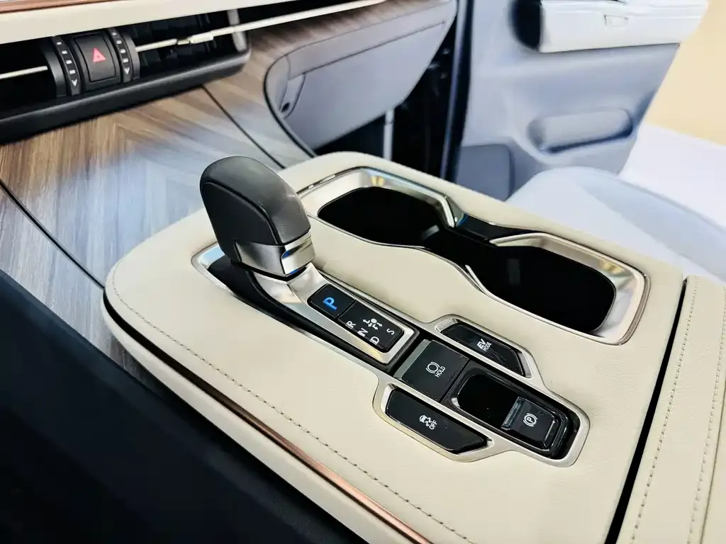 Lexus LM — фото 6