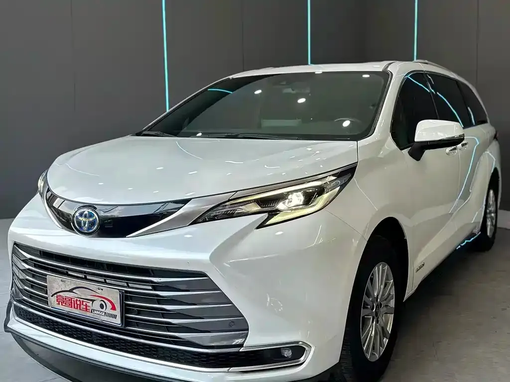 Toyota Sienna — фото 1
