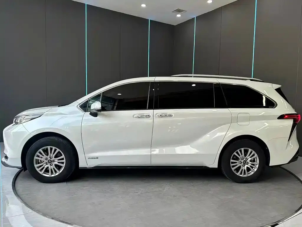 Toyota Sienna — фото 9