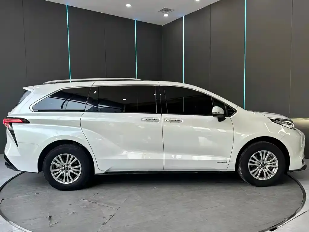 Toyota Sienna — фото 2