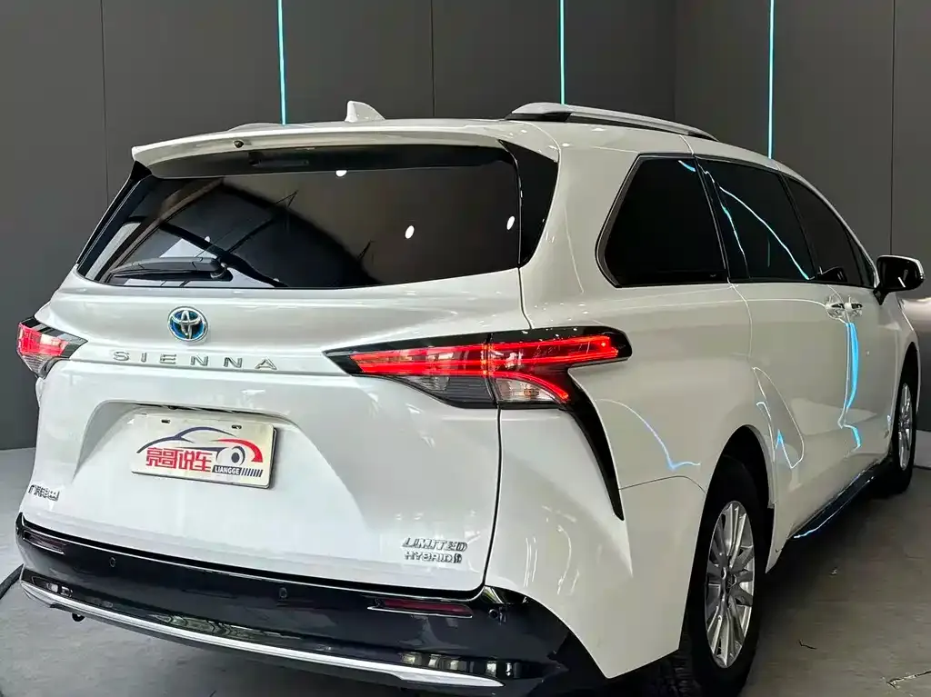 Toyota Sienna — фото 10