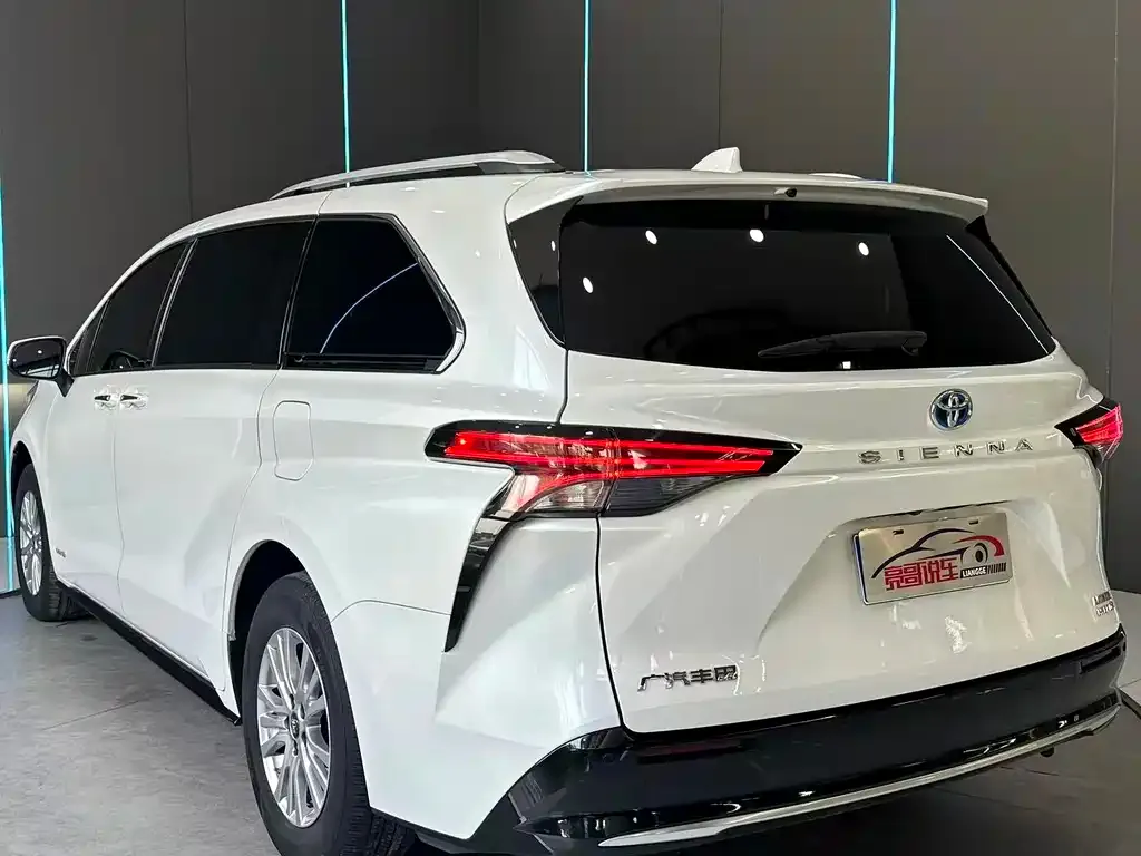 Toyota Sienna — фото 4