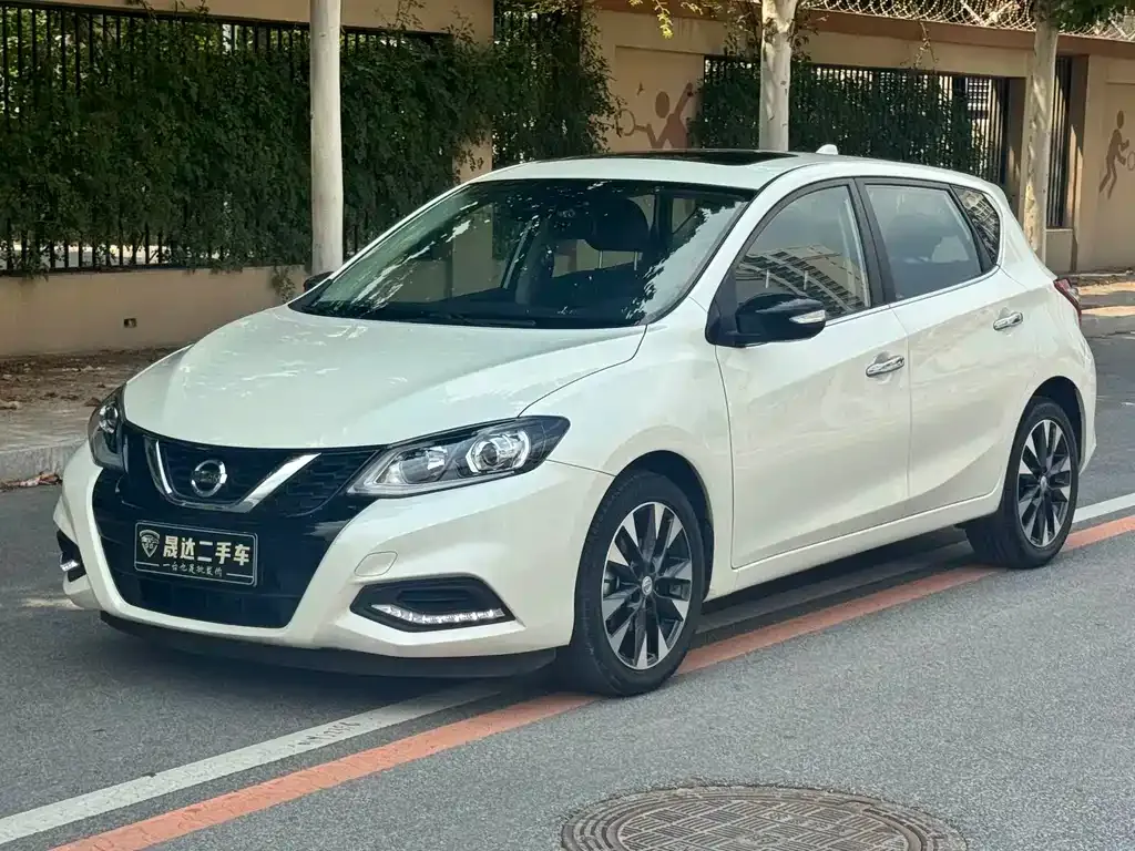 Nissan Tiida — фото 1