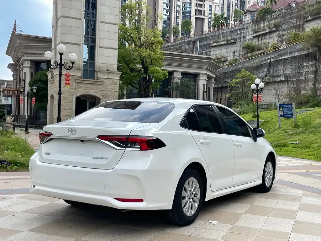 Toyota Corolla — фото 5