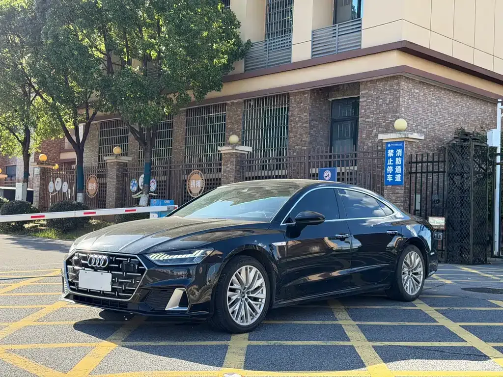 Audi A7L — фото 1