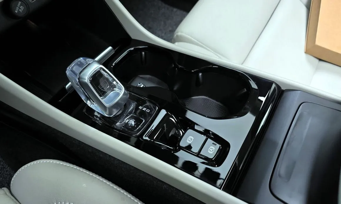Volvo XC40 — фото 5